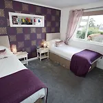 Holly With Free Off Site Health Club Penzion 4*
